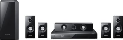 Černý domácí kino systém Samsung HT-C5500 sestávající z Blu-ray přehrávače, 2 sloupových reproduktorů a 3 kompaktních reproduktorů
