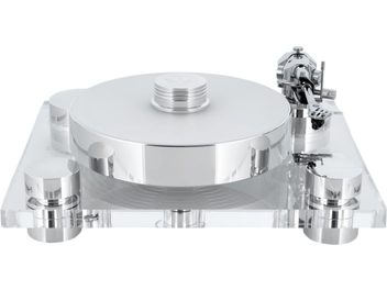 Hi-Fi vinylový přehrávač Transrotor Bellini RB880 ve stříbrné barvě z leštěného hliníku na průhledném akrylovém podstavci, pohled zepředu mírně shora, s masivním talířem, centrálním ložiskem a chromovanými válcovými nožičkami