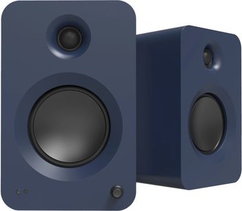 Set aus zwei Kanto REN Smart-Lautsprechern in mattem Blau, rechteckige Gehäuse aus Kunststoff mit abgerundeten Ecken, Dreiviertelansicht von vorn mit großem zentralen schwarzen Woofer, oberem Hochtöner, Drehregler und zwei LED-Anzeigen auf der Frontseite