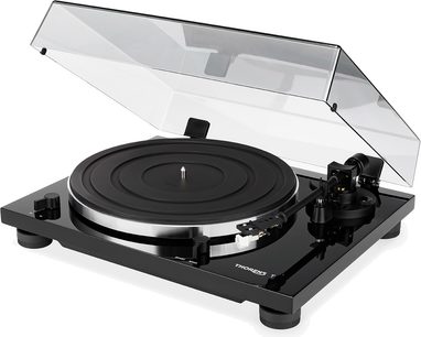 Lakeret sort Thorens TD 201 pladespiller med tonarm, pickup og gennemsigtig støvlåg, set fra 3/4 vinkel foran