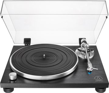 Platine vinyles Audio Technica AT-LPW30BK noire, vue de dessus avec bras de lecture, plateau tournant et capot anti-poussière transparent