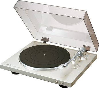 Platine vinyles hi-fi Denon DP-300F argent, vue de dessus en perspective, couvercle transparent ouvert, plateau noir