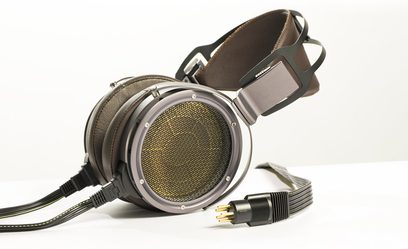 Åpen hi-fi hodetelefon STAX SR-X9000 i brun, venstre profil, runde øreklokker, polstret hodebøyle, svart tvunnet kabel