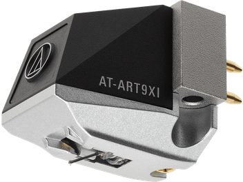 Hi-Fi vinila atskaņotāja galviņa Audio Technica AT-ART9XI, sudraba un melns korpuss ar zelta savienotājiem, skats leņķī
