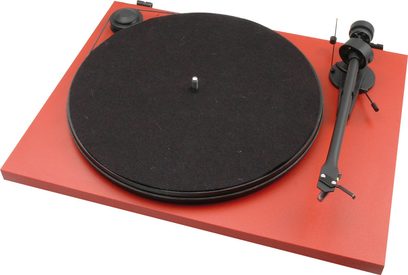 Pro-Ject Essential II pladespiller set ovenfra i rød, med sort pladetallerken og sort tonearm med pickup