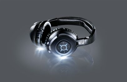 Sennheiser PXC-360 BT sort circumaural hovedtelefon, ovale ørepuder, polstret hovedbøjle, blå LED-lys på højre ørekop, 3/4 frontvisning