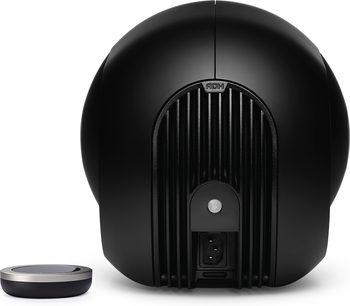 Бездротова підключена колонка DEVIALET PHANTOM I 108 DB chrome, вид спереду, овальна форма чорного блискучого кольору, передня решітка з смугами