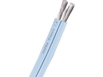 Kabel do głośnika Supra Classic 1.6 niebieski, płaska osłona z jasnoniebieskiego plastiku z nadrukowanym oznaczeniem, przewody wielożyłowe z odsłoniętego srebrzystego metalu, widok zbliżony ukośny
