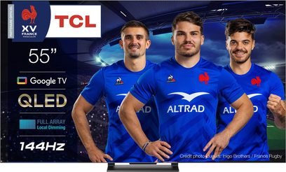 Tre rugbyspillere poserer foran et TCL 55QLED870 TV, der viser dets tekniske specifikationer