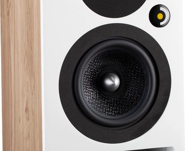 Reproduktor Davis Acoustics Krypton 3 Nordik v bílé barvě, detailní pohled, centrální černý reproduktor s texturovaným povrchem, světlý dřevěný rám