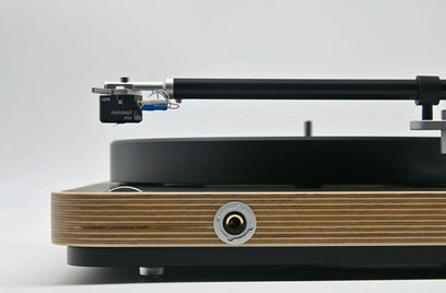 ClearAudio Concept Active Black/Wood pladespiller, profilbillede, tonearm med monteret pickup, træplade