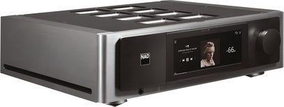 Zintegrowany stereofoniczny wzmacniacz hi-fi NAD M33v2 w szarym aluminium szczotkowanym z czarnym frontem, centralnym kolorowym wyświetlaczem, wystającym pokrętłem głośności po prawej stronie, otworami wentylacyjnymi na górze, widok z przodu z lewej strony w perspektywie