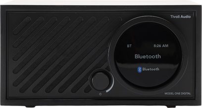 Rádio Tivoli Model One Digital černé, dřevěné šasi, pohled zepředu, kruhový displej Bluetooth, ovládací kolečko a žebrovaná mřížka
