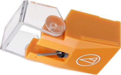 Vinylpladespillercelle Audio Technica VM530ENH set fra siden, med elliptisk diamant og gennemsigtig orange plastikkrop