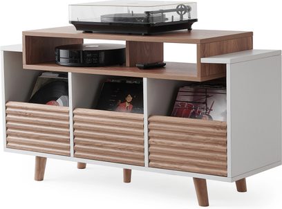 Møbel og oppbevaring for vinylspiller Norstone Design Oslo 1200 hvit/lys eik, rektangulær struktur, 4 skråstilte sylindriske ben, 3 nedre rom med fronter i rillet tre, 2 åpne nisjer, toppplate i tre som støtter en vinylspiller med gjennomsiktig lokk.