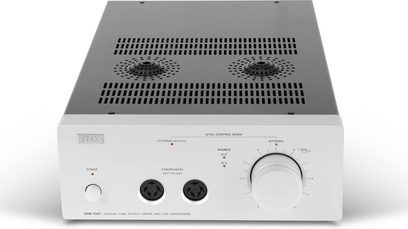 STAX SRM-700T hovedtelefonforstærker, frontvisning, sølvfarvet front med knapper og stik, perforeret sort toppanel