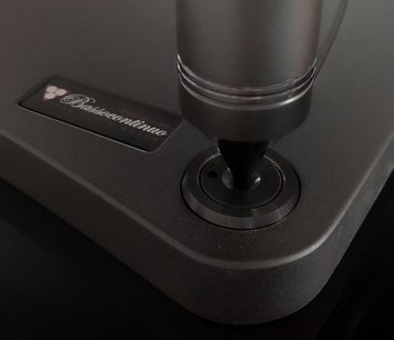 Nærbillede af Bassocontinuo Lyra 2.1 hi-fi-møbel, ovenfra set af en mat sort overflade med relieflogo og centralt ben