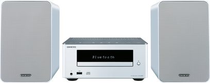 Hi-Fi mini systém Onkyo CS-245BT bílý, pohled zepředu, sestávající z CD přehrávače a dvou obdélníkových reproduktorů