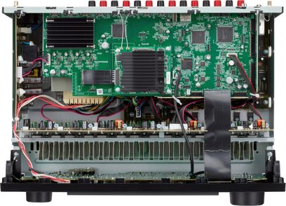 Otwarty amplituner kina domowego Denon AVR-X2900HDAB, widok wnętrza z płytkami elektronicznymi, radiatorami i przewodami
