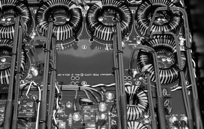 Multiprise Audioquest Niagara 5000, közelről látható előlről, elektronikus komponensek és toroidok láthatóak a házon keresztül