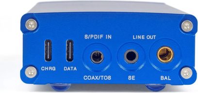 Convertitore audio portatile EarMen Angel blu, vista posteriore con porte USB-C, ingresso S/PDIF e uscite di linea SE e BAL