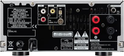 Parte trasera de un mini sistema de audio Hi-Fi Pioneer X-HM50-S negro con conexiones de audio/video, antena FM, puertos USB y tomas para altavoces