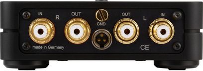 Przedwzmacniacz gramofonowy ClearAudio Basic V2 czarny, widok z przodu, 4 złocone gniazda RCA, 1 gniazdo DIN, 1 gniazdo zasilania