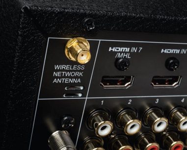 Anthem AVM 60 sort forstærker til hjemmebio, nærbillede af bagpanelet med HDMI-indgange og trådløst netværksantenne
