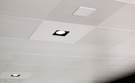 hvidt modulært nedhængt loft med akustikplader og indbyggede kvadratiske LED-spots