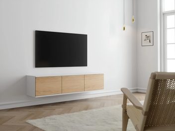 Seinale kinnitatav Unnu Classic Seriesi AV‑mööbel, mudel 230, valge, kolme uksega helepuidust esipaneelidega, vaade kolmest veerandist