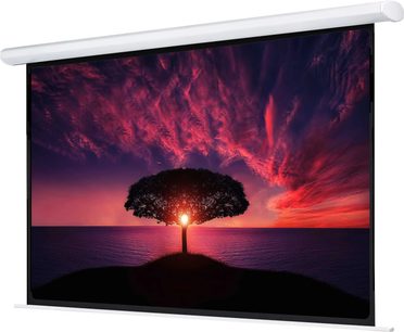 Μηχανοκίνητη οθόνη προβολής Oray HCM4R 16/9 με υπέρυθρο τηλεχειριστήριο, ανοιχτή, προβάλλοντας ένα εκπληκτικό ηλιοβασίλεμα