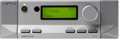 Cyrus FM6-tuner set forfra, grå front med grøn LCD-skærm, der viser "774kHz Preset", knapper og kontrolknap
