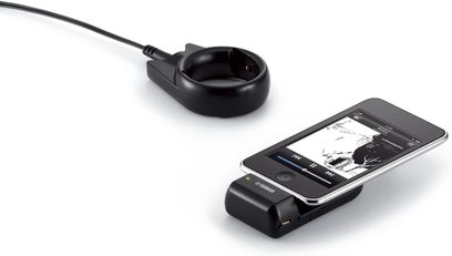 Yamaha YIT-W10 sort, iPhone-dockingstation med kabel, set forfra og fra siden, på hvid baggrund