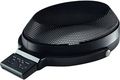 Schwarzer offener Ohrhörer des kabelgebundenen HiFi-Kopfhörers T+A Solitaire P-SE aus Kunststoff mit wabenförmigem Metallgitter, leicht aus Dreiviertelperspektive aufgenommen