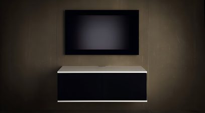 Unnu Classic Series 221 væghængt audio-video-møbel i glat materiale, sort front med midtersamling, hvid topplade, frontvisning