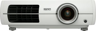 Epson EH-TW4400 hvid videoprojektor, set forfra, centreret linse, ventilationsgitter til venstre