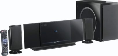 Sort Panasonic SC-BTX75 hjemmebiografsystem bestående af en basrefleksboks, to højttalersøjler og en soundbar