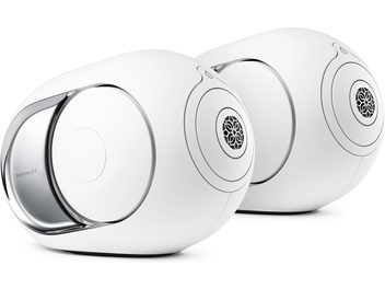 Drie draadloze Devialet Phantom I 103 dB luidsprekers in chroom, ovaal van vorm, vooraanzicht, op een witte achtergrond