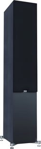 Elac Debut 3.0 DF63 højttaler i sort, stofgrill på fronten, metalfødder, set fra tre kvart forfra