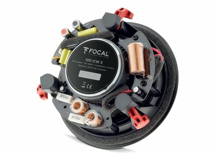 Altoparlante incassato circolare nero, vista posteriore, telaio in plastica con magnete centrale metallico argentato, staffe rosse, filtro passivo visibile con bobine di rame e condensatori cilindrici gialli, bordo circondato da schiuma isolante