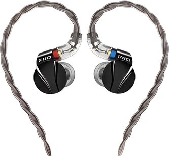 Sort FiiO FD15 in-ear hovedtelefon med en kombination af metal og plast, set forfra, runde ørekapsler prydet med en sølvfarvet buet linje, grå ørepropper, gennemsigtige stik markeret med rød og blå, antracitgrå snoet kabel