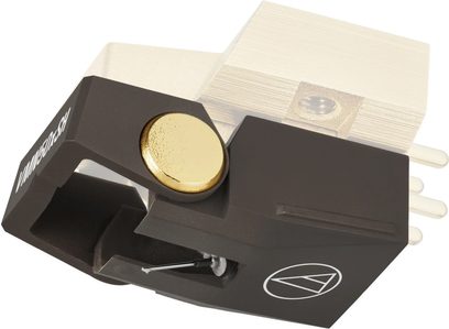 Audio Technica AT-VMN50xSH erstatningsdiamant vist i trekvart vinkel forfra, mat mørkebrun plastkapsel med cirkulært gyldent metalindlæg, hvidt logo, synlig metal-cantilever og hvide tilslutningsstifter