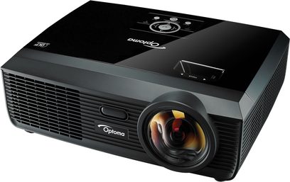 Optoma EX610ST sort videoprojektor, set forfra og ovenfra, med linse og kontrolpanel på toppen