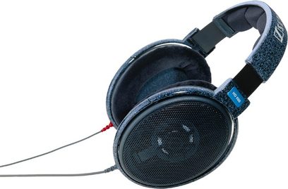 Åbne hi-fi hovedtelefoner Sennheiser HD-600, ovale grå ørepuder, metalstang og blå fløjlspolstring, på hvid baggrund