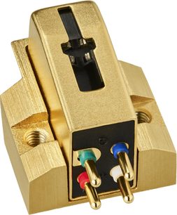 Phono kazeta Audio Technica AT-VM740xML z opracovaného pozláteného kovu, pohľad zozadu z troch štvrtín, s čiernym stredovým výrezom a štyrmi farebnými pripojovacími kolíkmi: zeleným, modrým, červeným a bielym