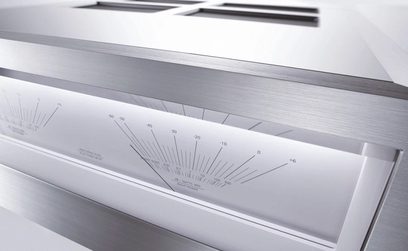 Technics SE-R1E-S sølvfarvet effektforstærker, set forfra, analogt display graderet fra 0 til 60, viseren står på 0
