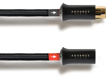 Symetrický audio kábel Advance Paris Link XLR čierny s nylonovým opletením, konektory z matnej čiernej kovovej zliatiny so zlatým nápisom a oceľovo sivým vrúbkovaným krúžkom, sivé a červené smerové značky, detailný bočný pohľad na otvorené trojpinové pozlátené samčie a samičie konektory