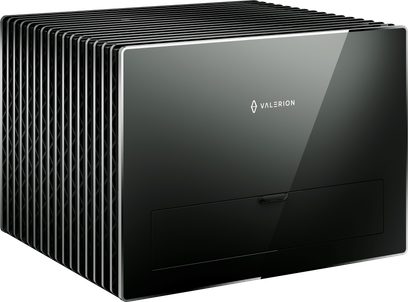 Videoproiector Valerion VisionMaster Pro 2 negru, fațadă din sticlă lucioasă cu logo, trapă dreptunghiulară inferioară și aripioare metalice laterale lungi, vedere din față-stânga, trei sferturi