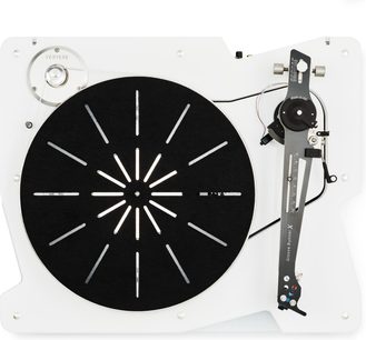 Vertere Acoustics Pack DGX Sabre Lite witte hi-fi platenspeler, bovenaanzicht, witte acryl basis met scherpe randen, zwart cirkelvormig plateau met radiale sleuven, lange metalen toonarm rechts en transparante snaar die de bovenste linker poelie met het plateau verbindt