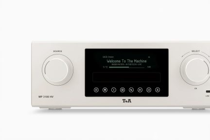 Sølvfarget T+A MP 3100 HV SACD-spiller, sett forfra med svart skjerm i midten og to store runde betjeningsknapper
